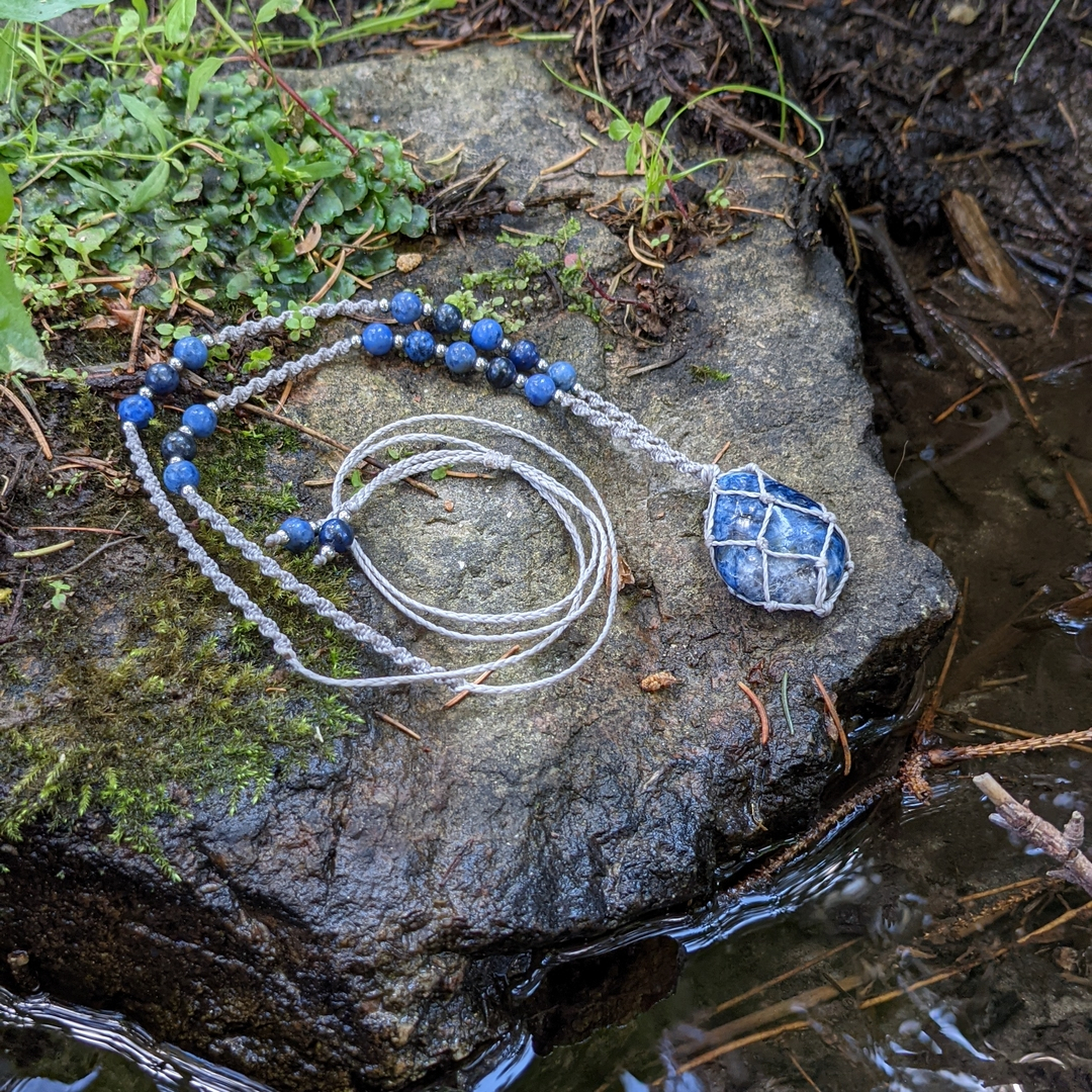 macrame amulet dumortierit
