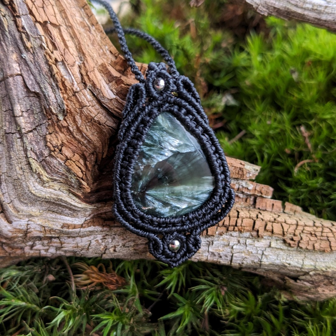Macrame amulet - náhrdelník - přívěsek - serafinit