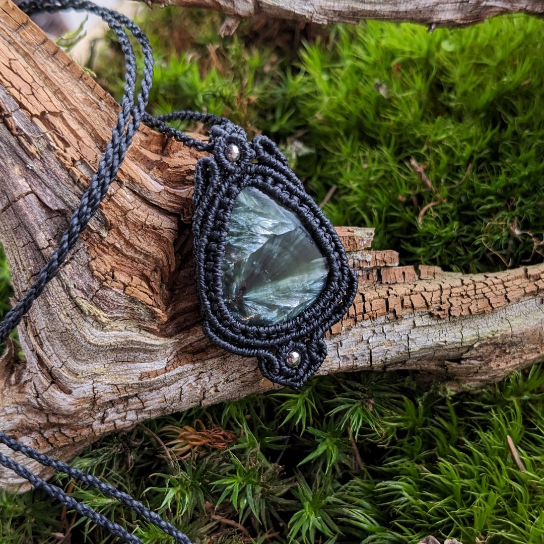 Macrame amulet - náhrdelník - přívěsek - serafini