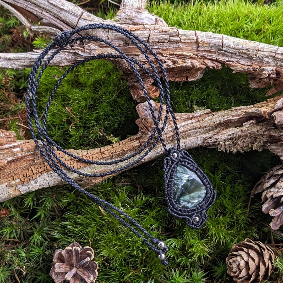 Macrame amulet - náhrdelník - přívěsek - serafini