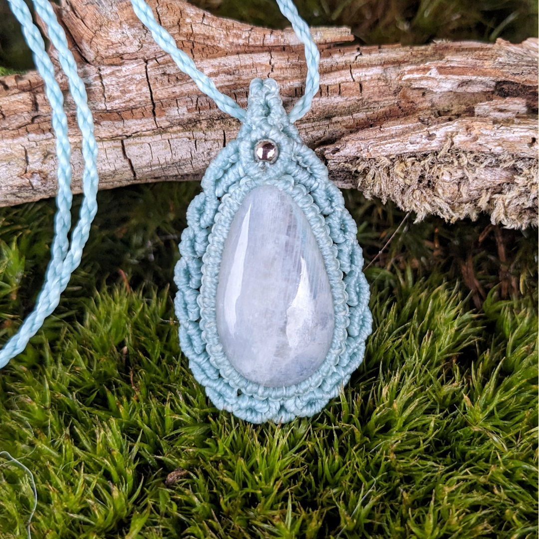 Micromacrame - macrame - amulet - náhrdelník - duhový měsíční kámen