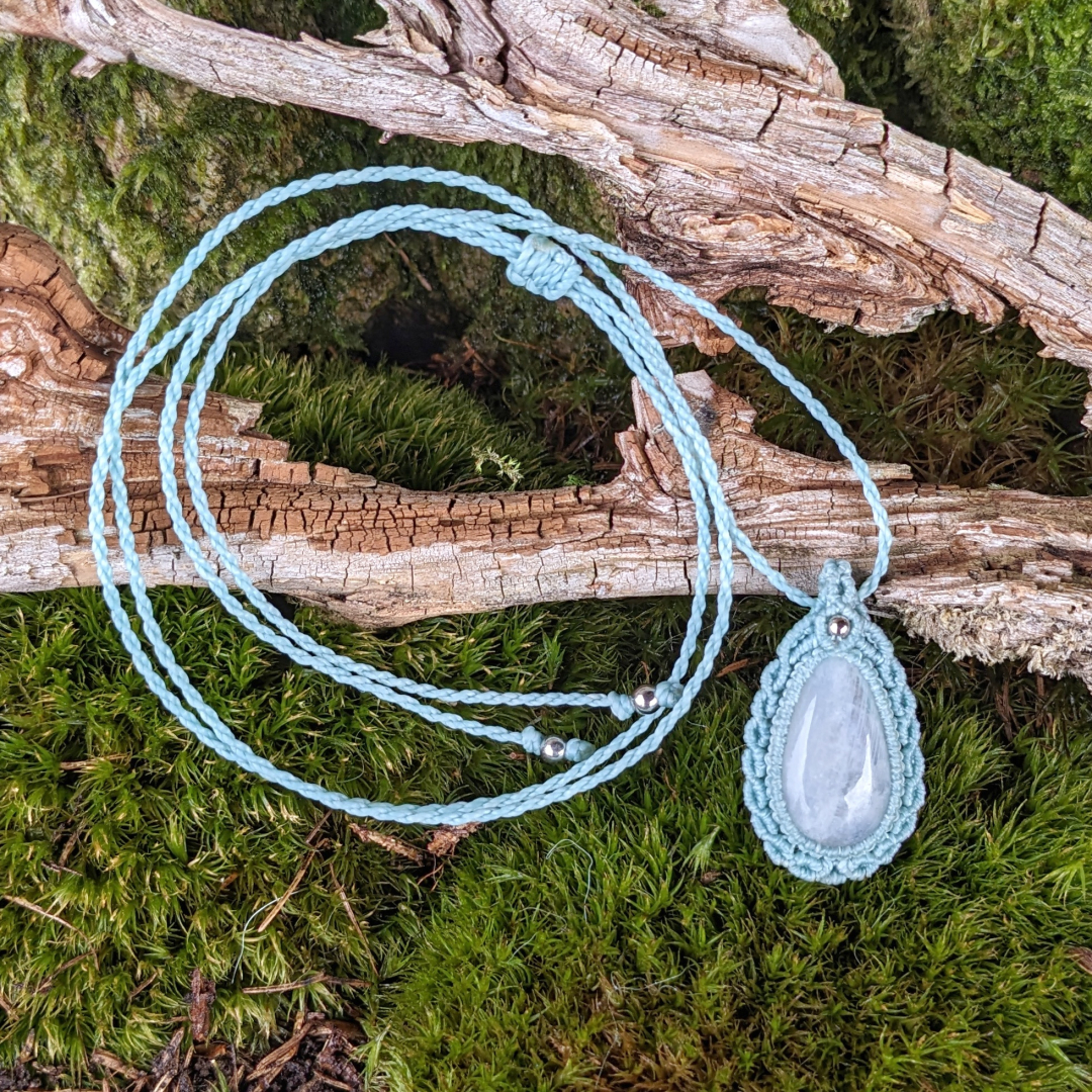 Micromacrame - macrame - amulet - náhrdelník - duhový měsíční kámen