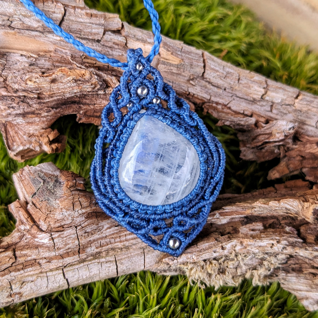 micromacrame náhrdelník duhový měsíční kámen