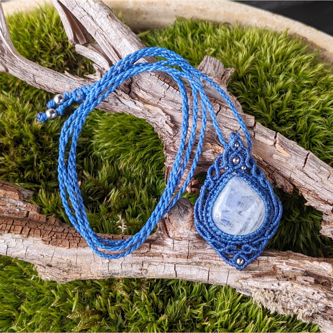 micromacrame náhrdelník duhový měsíční kámen