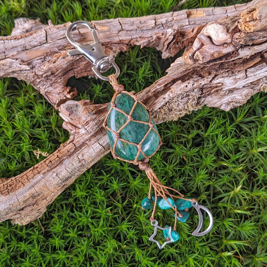 Macrame klíčenka s minerálem fuschit a malachit Macrame klíčenka s minerálem fuschit a malachit