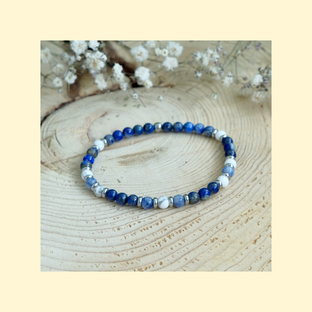 Náramek z přírodních minerálů - lapis lazuli, howlit a křemen se sodalitem