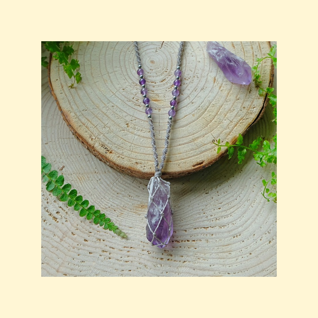 Macrame amulet ze surového minerálu ametystu - macrame nahrdelník - ametyst