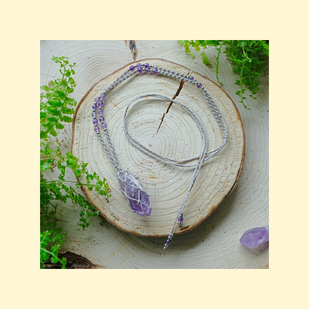 Macrame amulet ze surového minerálu ametystu - macrame nahrdelník - ametyst
