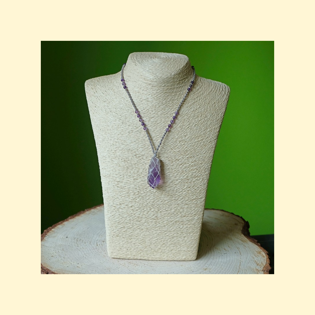 Macrame amulet ze surového minerálu ametystu - macrame nahrdelník - ametyst