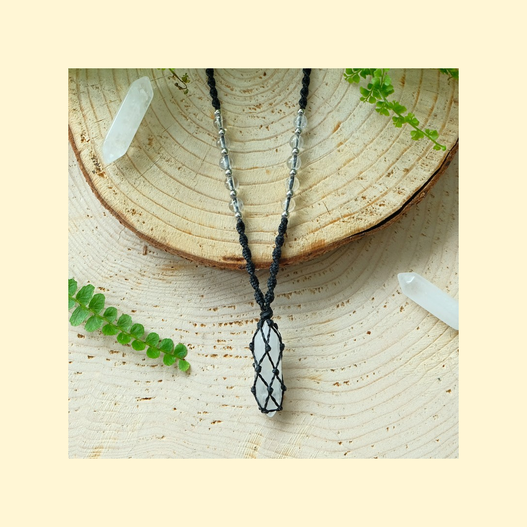 Macrame amulet ze tromlovaného minerálu křišťálu - macrame nahrdelník - křišťál