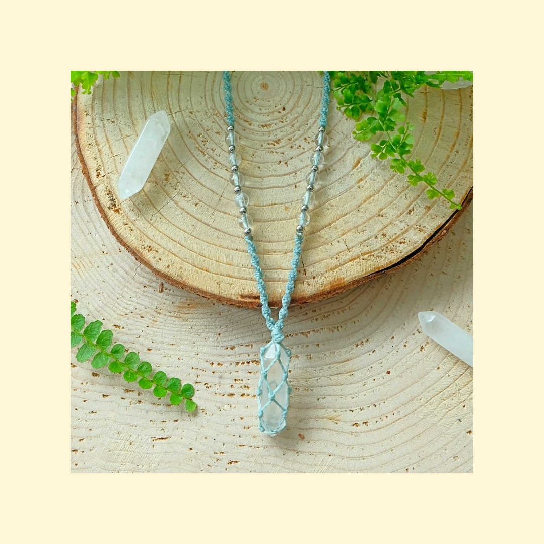 Macrame amulet ze tromlovaného minerálu křišťálu - macrame nahrdelník - křišťál