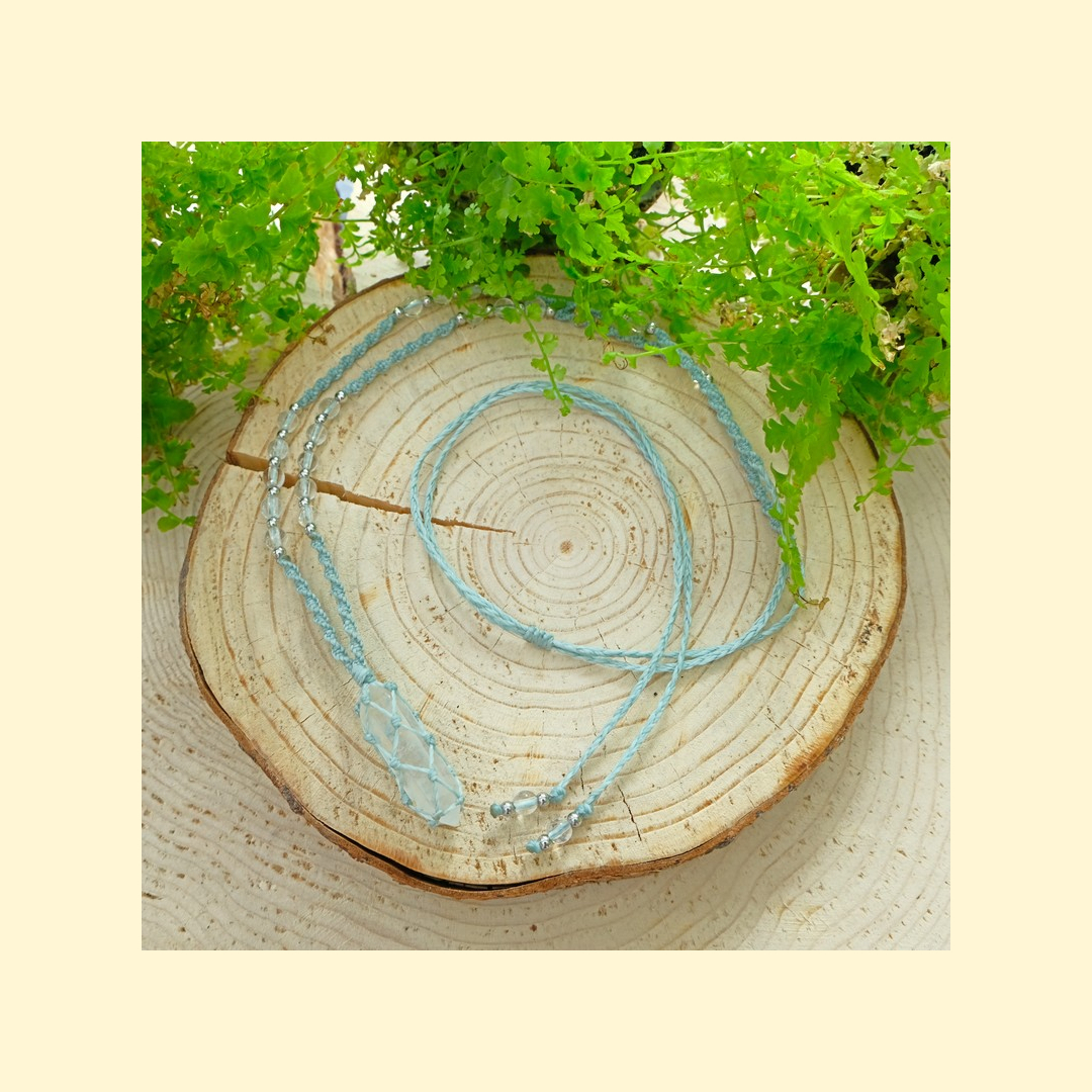 Macrame amulet ze tromlovaného minerálu křišťálu - macrame nahrdelník - křišťál