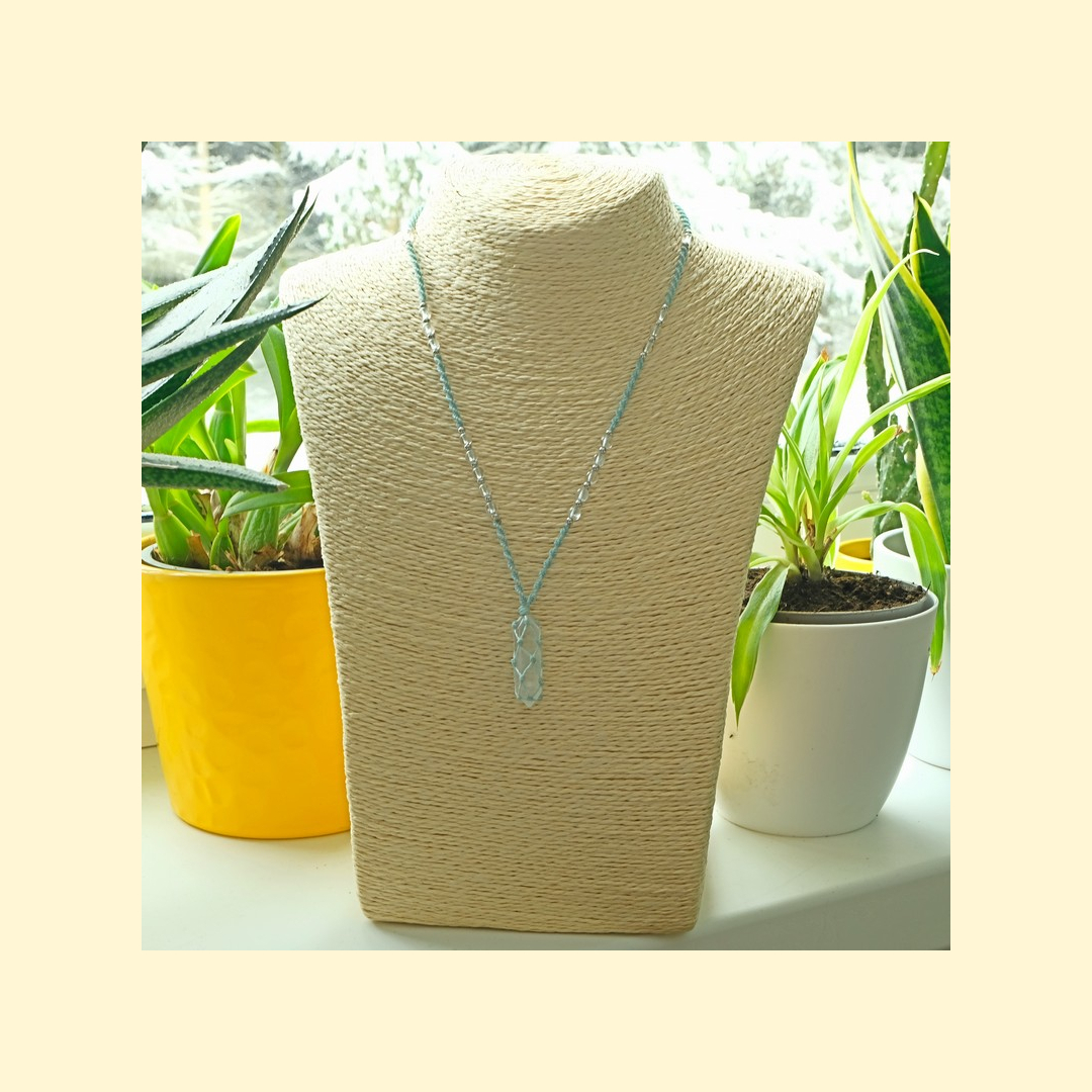 Macrame amulet ze tromlovaného minerálu křišťálu - macrame nahrdelník - křišťál
