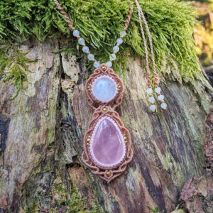 micromacrame náhrdelník z minerálních kamenů růženínu, duhového měsíčního kamene a bílého měsíčního kamene