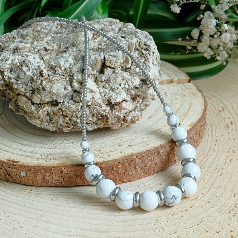 náhrdelník z minerálního kamene howlitu