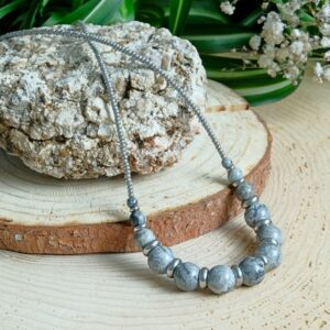 náhrdelník z minerálního kamene krajinového jaspisu.