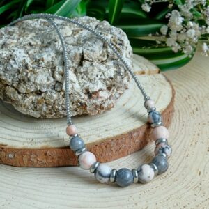 náhrdelník z minerálního kamene zebrovaného jaspisu