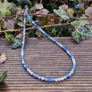 náhrdelník z mineralních kamenů howlitu a modrého avanturínu