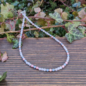 náhrdelník z mineralních kamenů jadeitu, angelitu a opálu