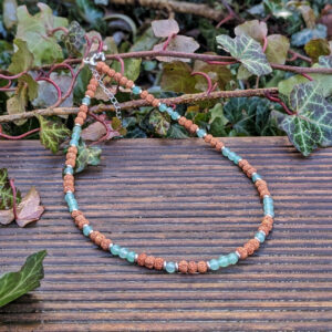 náhrdelník z mineralního kamene avanturínu a rudrakshi.