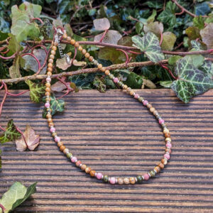 náhrdelník z mineralních kamenů rodonitu, unakitu a jaspisu.