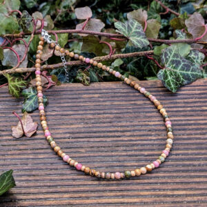 náhrdelník z mineralních kamenů rodonitu, unakitu a jaspisu.