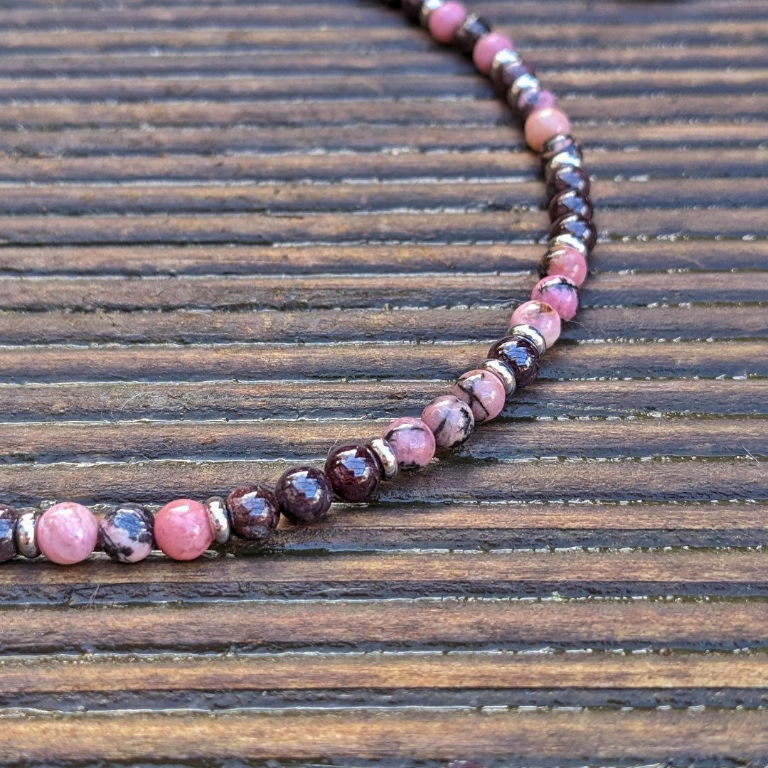 náhrdelník z minerálních kamenů rodonitu a granátu