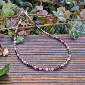 náhrdelník z minerálních kamenů rodonitu a granátu