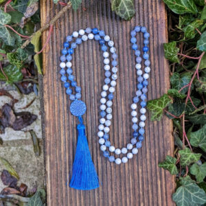 japa mala náhrdelník z mineralních kamenů howlitu a modrého avanturínu