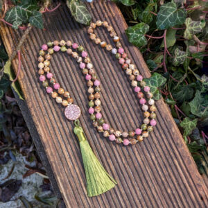 japa mala náhrdelník z mineralních kamenů rodonitu, unakitu a jaspisu.