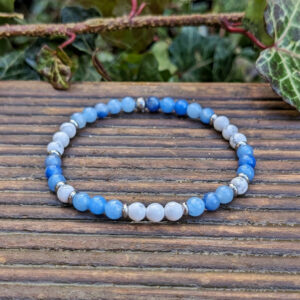 náramek z mineralních kamenů howlitu a modrého avanturínu
