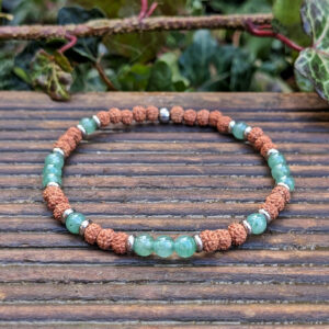 náramek z mineralního kamene avanturínu a rudrakshi.