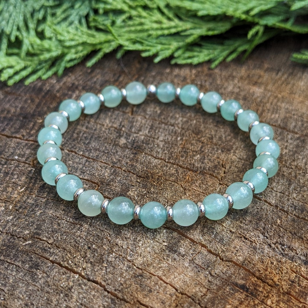 náramek z mineralního kamene avanturínu a rudrakshi.