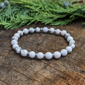 Náramek z minerálního kamene howlitu