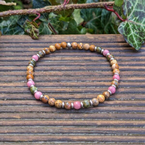 náramek z mineralních kamenů rodonitu, unakitu a jaspisu.