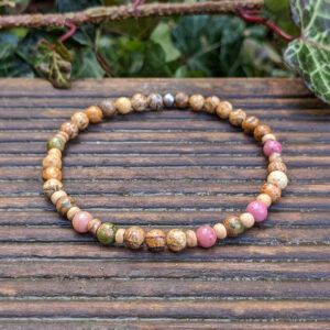 náramek z mineralních kamenů rodonitu, unakitu a jaspisu.