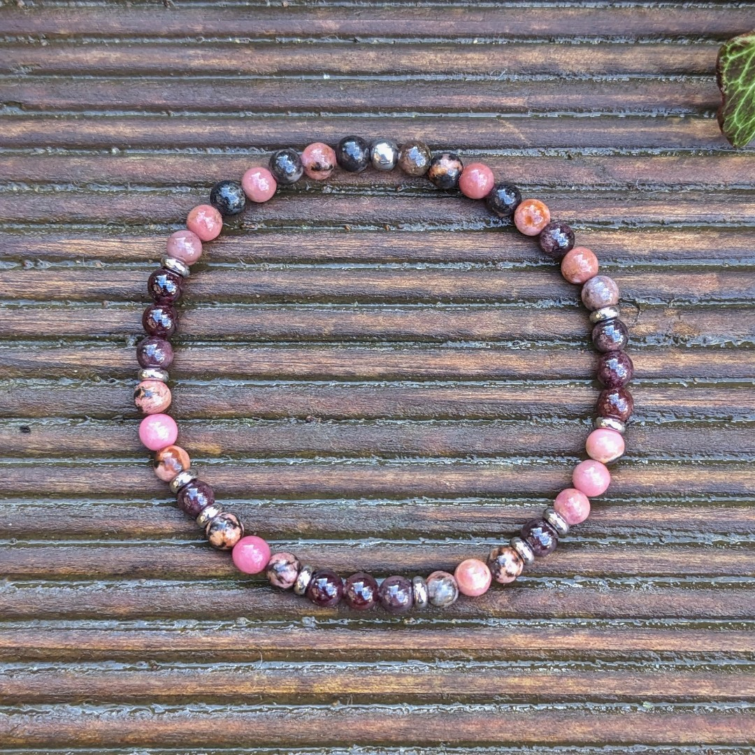 náramek z minerálních kamenů granátu a rodonitu