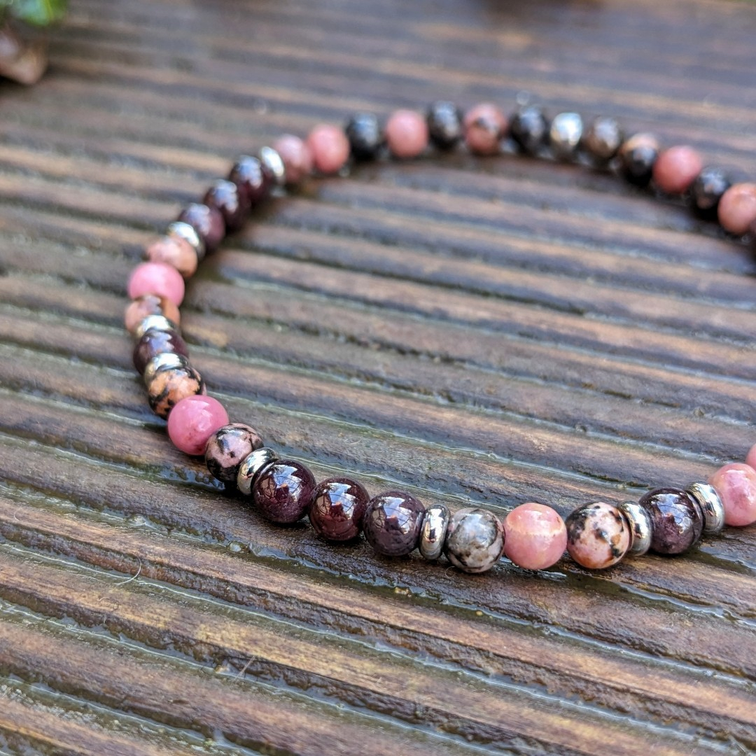 náramek z minerálních kamenů granátu a rodonitu