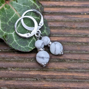 naušnice z minerálního kamene howlitu