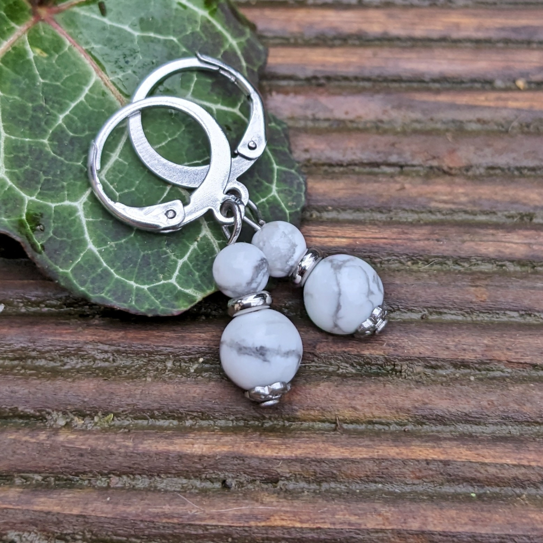 naušnice z minerálního kamene howlitu