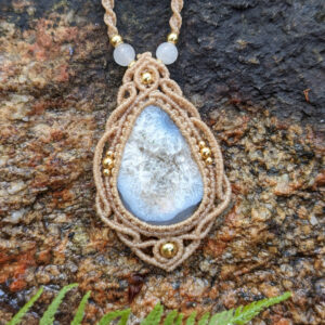 micromacrame náhrdelník z minerálního kamene achátu