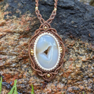 micromacrame náhrdelník z minerálního kamene achátu