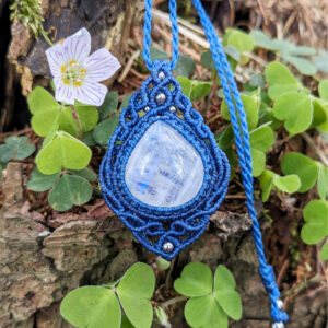 micromacrame náhrdelník z minerálního kamene duhového měsíčního kamene