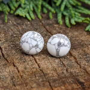 Naušnice z minerálního kamene howlitu