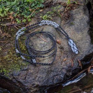 micromacrame náhrdelník z minerálního kamene křišťálu