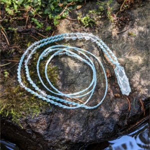 micromacrame náhrdelník z minerálního kamene křišťálu