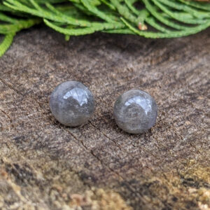 Naušnice z minerálního kamene howlitu