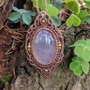 micromacrame náhrdelník z minerálního kamene růženínu