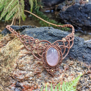 micromacrame náhrdelník z minerálního kamene růženínu