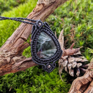 micromacrame náhrdelník z minerálního kamene serafinitu